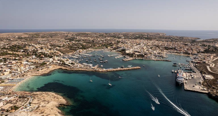 Lampedusa segue sobrecarregada por fluxo de migrantes há mais de dez anos - Imagem do artigo original
