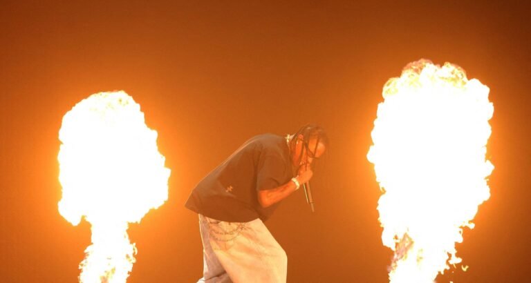 Travis Scott cumpre horário e entrega set de 25 músicas em pouco mais de uma hora no The Town
