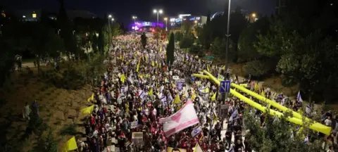 Mais de 15 mil israelenses protestam contra ampliação da guerra em Gaza e cobram acordo para libertar reféns - Imagem do artigo original
