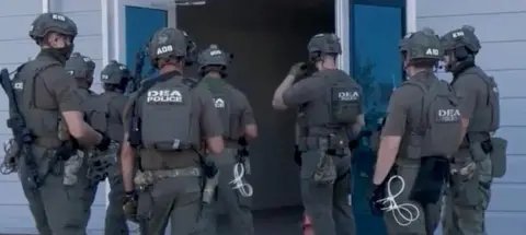 Coreia do Sul fecha acordo com EUA para liberar cidadãos presos em operação da imigração na fábrica da Hyundai - Imagem do artigo original