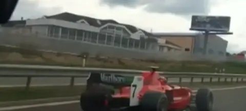 Motorista de carro de corrida é detido na Tchéquia após anos de aparições em autoestrada - Imagem do artigo original