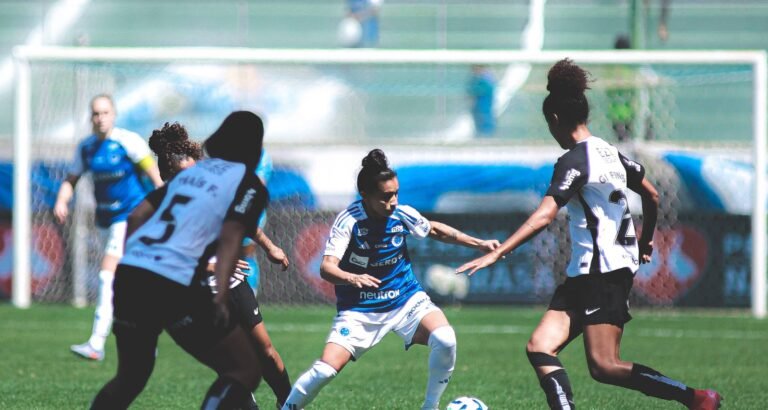 Corinthians e Cruzeiro ficam no 2 a 2 na abertura da decisão do Brasileiro feminino