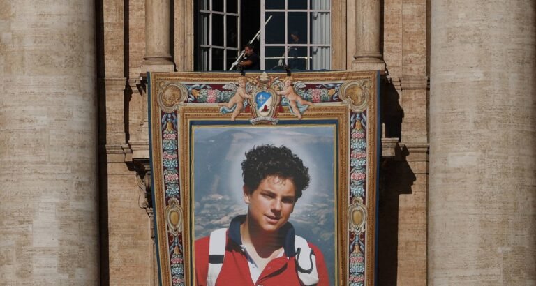 Jovem italiano fã de videogames é canonizado e se torna primeiro santo “millennial”