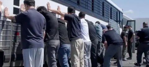 Trabalhador sul-coreano descreve pânico em ação migratória que deteve 475 em fábrica da Hyundai na Geórgia - Imagem do artigo original