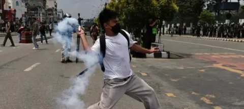 Pelo menos 13 mortos em protestos contra bloqueio de redes sociais no Nepal - Imagem do artigo original