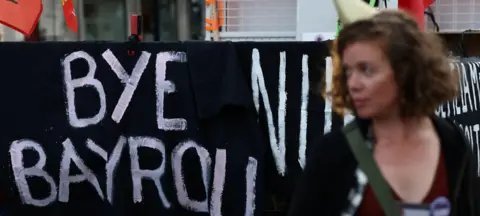 Assembleia Nacional derruba primeiro-ministro François Bayrou e aprofunda crise política na França - Imagem do artigo original