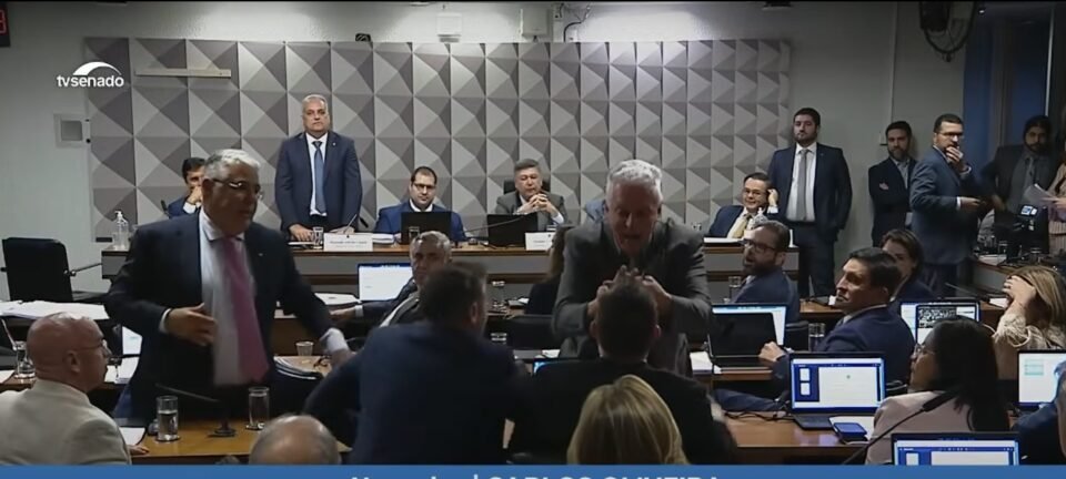 Discussão entre deputados interrompe sessão da CPMI do INSS durante depoimento de Carlos Lupi - Imagem do artigo original
