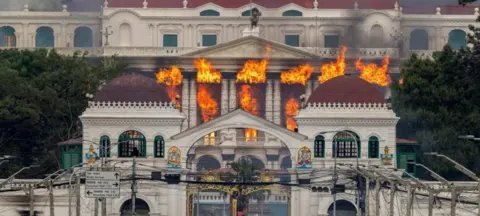 Parlamento do Nepal é incendiado após renúncia do primeiro-ministro em meio a protestos anticorrupção - Imagem do artigo original
