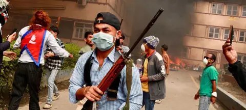 Exército patrulha Katmandu após protestos anticorrupção deixarem 30 mortos no Nepal - Imagem do artigo original