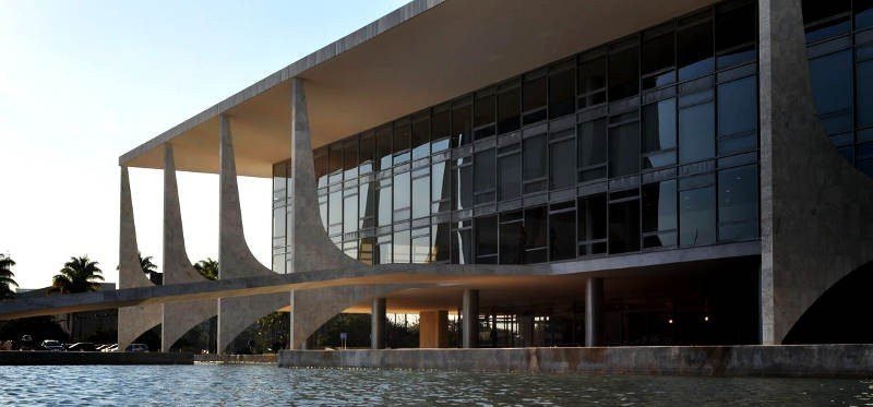 Homem de 54 anos é baleado com munição de borracha e preso ao tentar invadir Palácio do Planalto - Imagem do artigo original