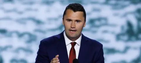 Ativista conservador Charlie Kirk morre aos 31 anos após tiroteio em faculdade de Utah - Imagem do artigo original