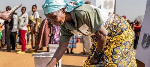 Eleitores do Malawi aguardam resultado da eleição presidencial marcada por crise econômica - Imagem do artigo original