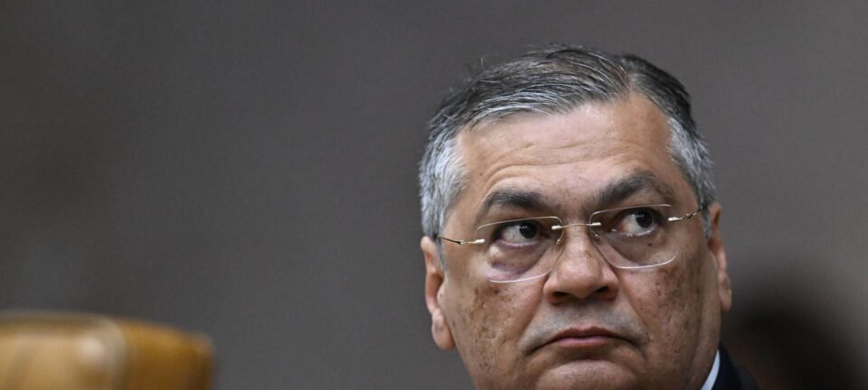 Flávio Dino move ação contra servidor de 66 anos por críticas em grupo de condomínio no WhatsApp - Imagem do artigo