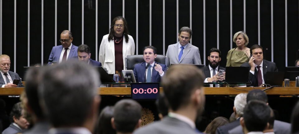 Câmara aprova, em dois turnos, PEC que limita investigações e prisões de parlamentares - Imagem do artigo