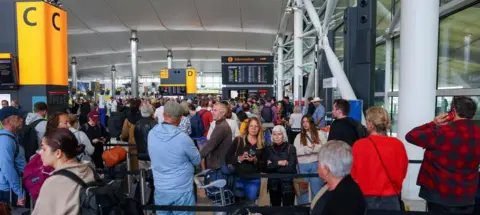 Ciberataque em sistema de check-in provoca atrasos em Heathrow e outros aeroportos europeus - Imagem do artigo original