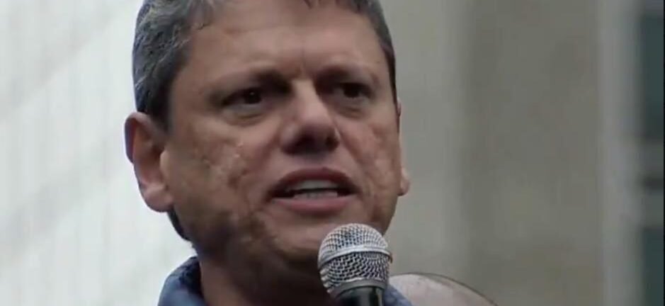 Tarcísio de Freitas tenta conciliar base bolsonarista e eleitorado de centro de olho em 2026 - Imagem do artigo