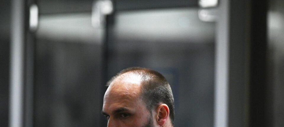 Hugo Motta barra nomeação e ausências podem levar à cassação de Eduardo Bolsonaro - Imagem do artigo