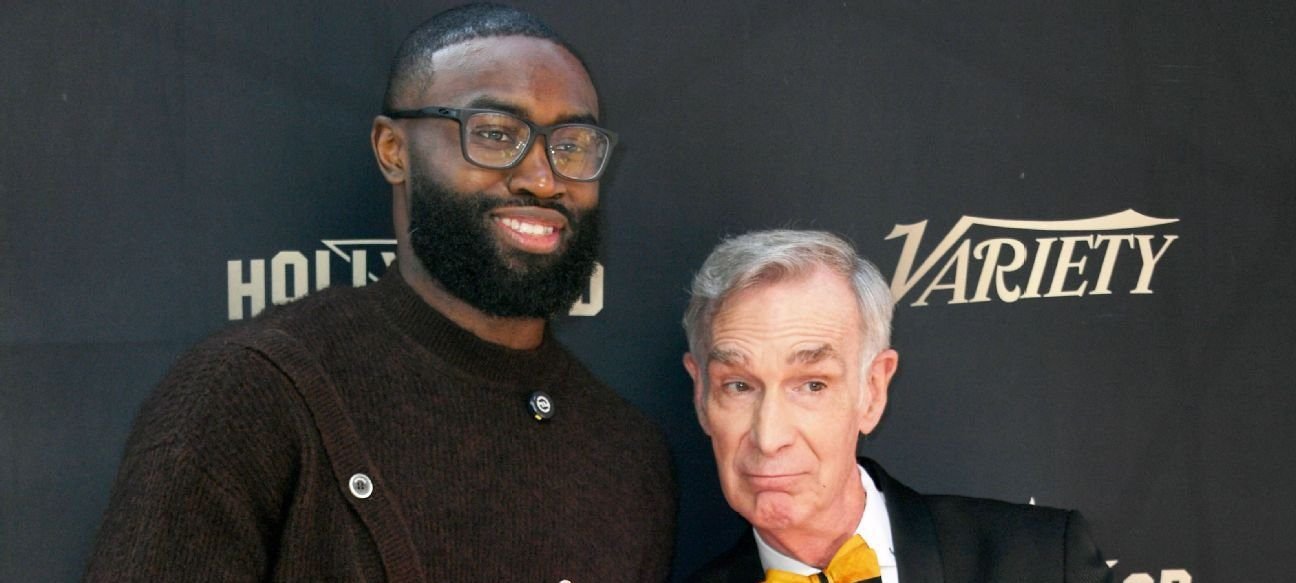 Jaylen Brown prestigia entrega de estrela a Bill Nye na Calçada da Fama - Imagem do artigo