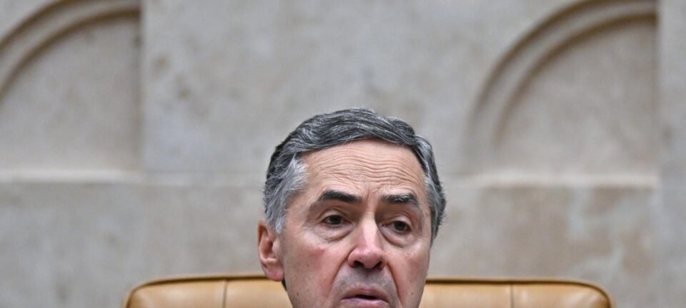 Barroso propõe unificar crimes para reduzir penas de réus de menor relevância nos atos de 8 de janeiro - Imagem do artigo