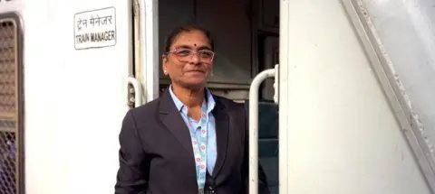 Primeira maquinista da Índia se aposenta após 36 anos de serviço - Imagem do artigo original