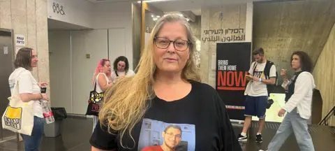 Mãe de refém israelense mantém esperança de resgate com plano de paz de Trump - Imagem do artigo original