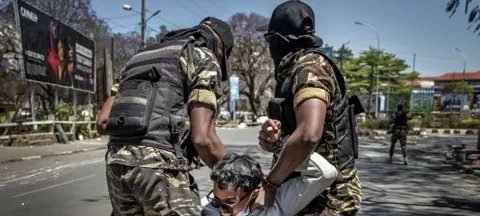 Rajoelina pede um ano para solucionar crises em Madagascar e promete renunciar se falhar - Imagem do artigo original