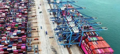 China acusa EUA de “dupla moral” após ameaça de tarifa de 100% - Imagem do artigo original