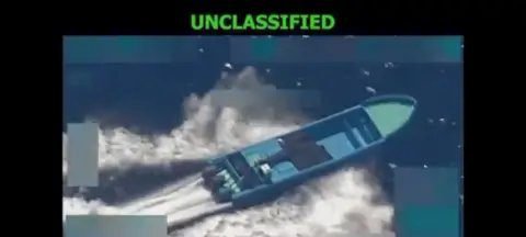 Forças dos EUA destroem barco suspeito de tráfico no Pacífico e matam dois - Imagem do artigo original