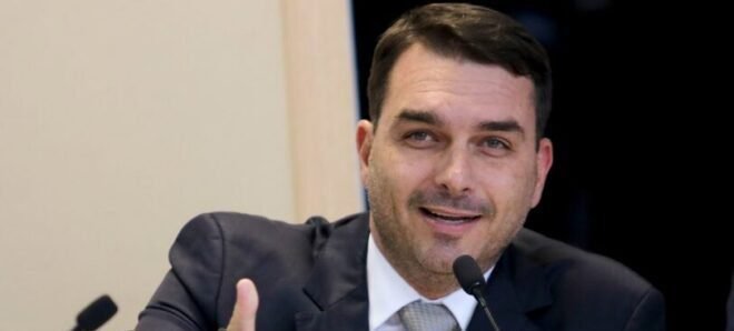 Flávio Bolsonaro convida EUA a atuarem contra narcotráfico na Baía de Guanabara - Imagem do artigo